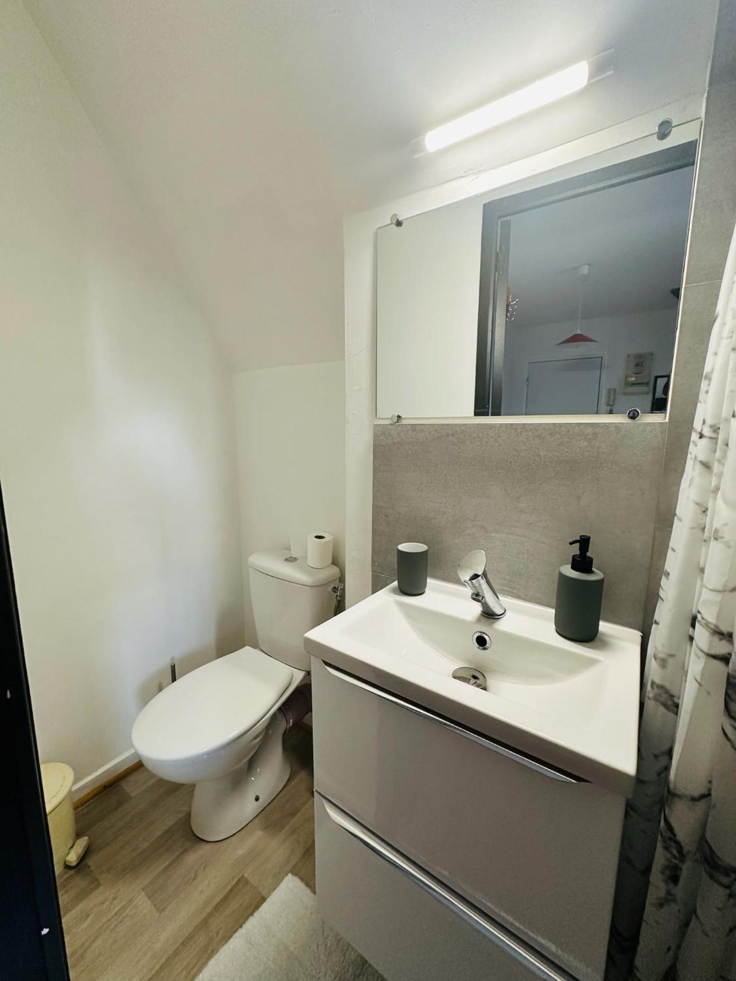 Studio 12 Proche Centre Ville Avec Wifi Parking Troyes Exterior photo